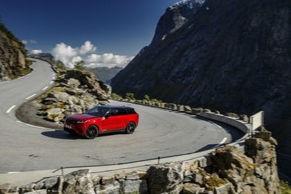 Land Rover Range Rover Velar Aussenansicht Front schräg dynamisch rot