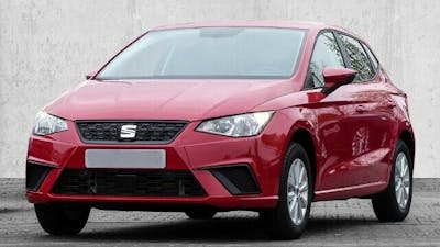 Ein roter Seat Ibiza 1.0 TGI steht vor einer grauen Wand.