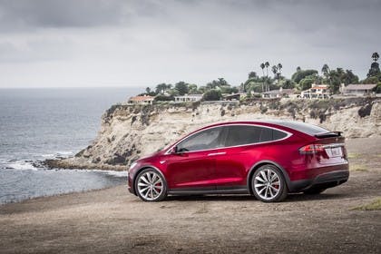 Tesla Model X Aussenansicht Seite schräg statisch rot