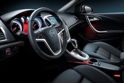 Opel Astra J Innenansicht Fahrerposition Studio statisch schwarz