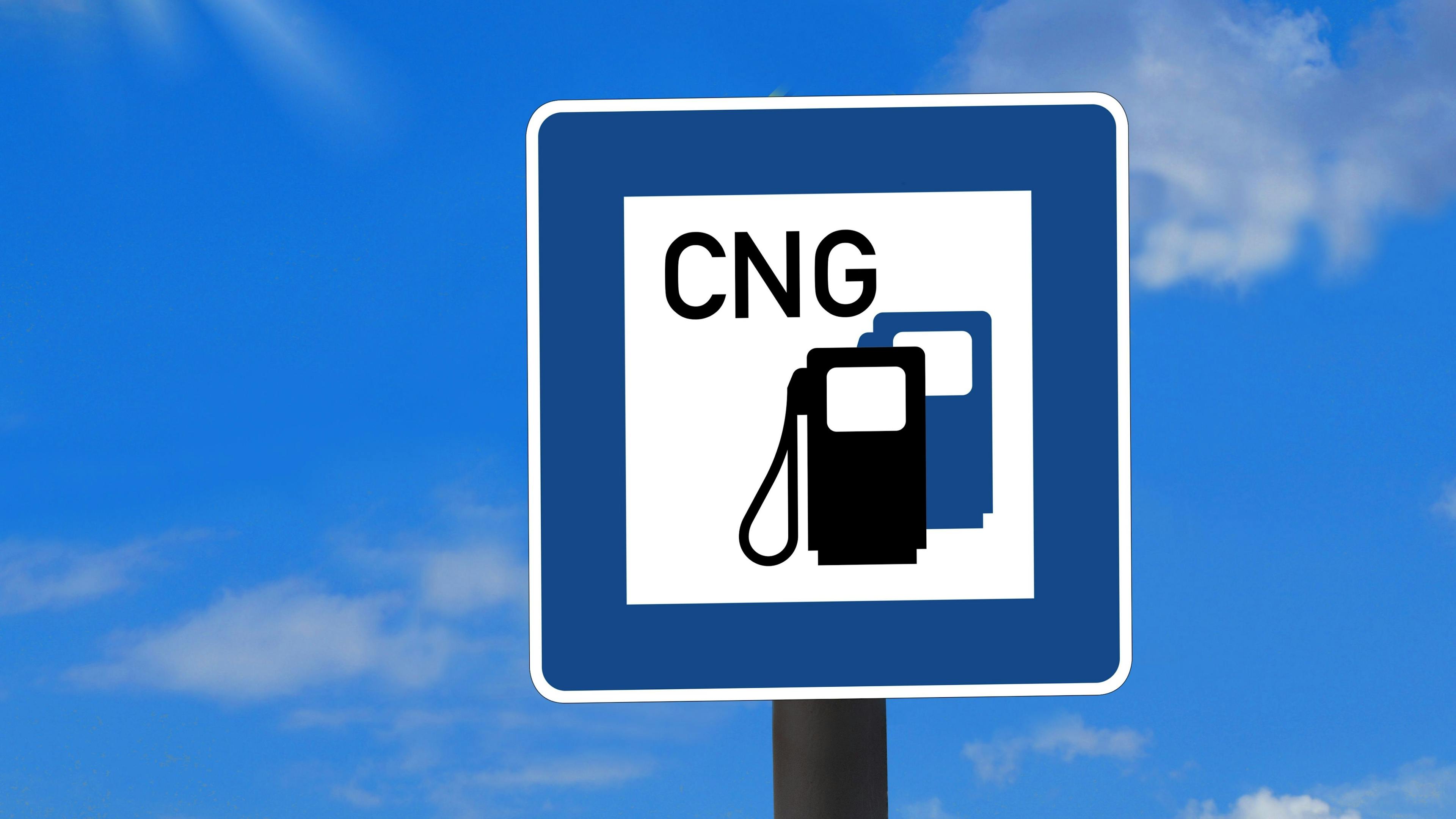 Verkehrsschild mit Hinweis auf eine CNG-Tankstelle vor einem blauen Himmel. 