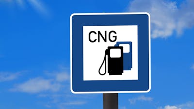 Verkehrsschild mit Hinweis auf eine CNG-Tankstelle vor einem blauen Himmel 
