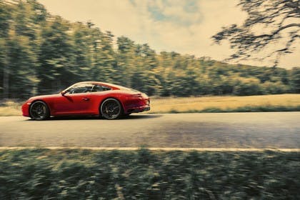 Porsche 911 Carrera S 991.2 Aussenansicht Seite dynamisch rot