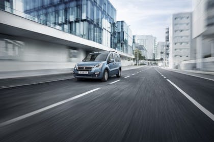 Peugeot Partner Tepee 2 Aussenansicht Front schräg dynamisch blau