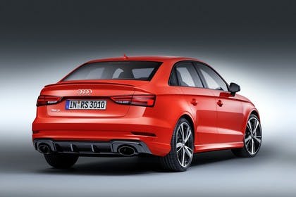 Audi RS3 Aussenansicht Hinten schräg Studio statisch rot