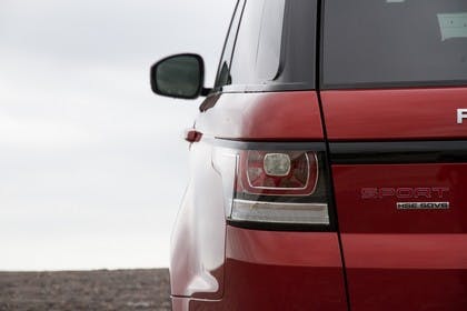 Land Rover Range Rover Sport LW Aussenansicht Detail statisch rot Rückleuchte