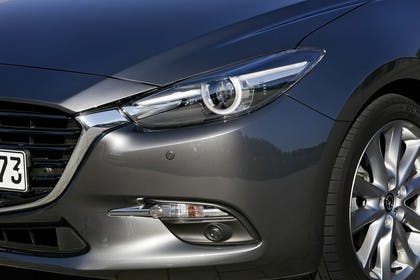 Mazda 3 BM Viertürer Aussenansicht Front schräg statisch Detail Scheinwerfer und Nebelscheinwerfer vorne links