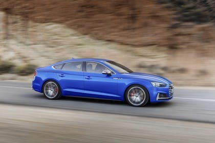Audi S5 Sportback F5 Aussenansicht Seite schräg dynamisch blau