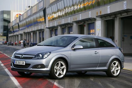 Opel Astra J GTC AussenansichtSeite schräg statisch  silber