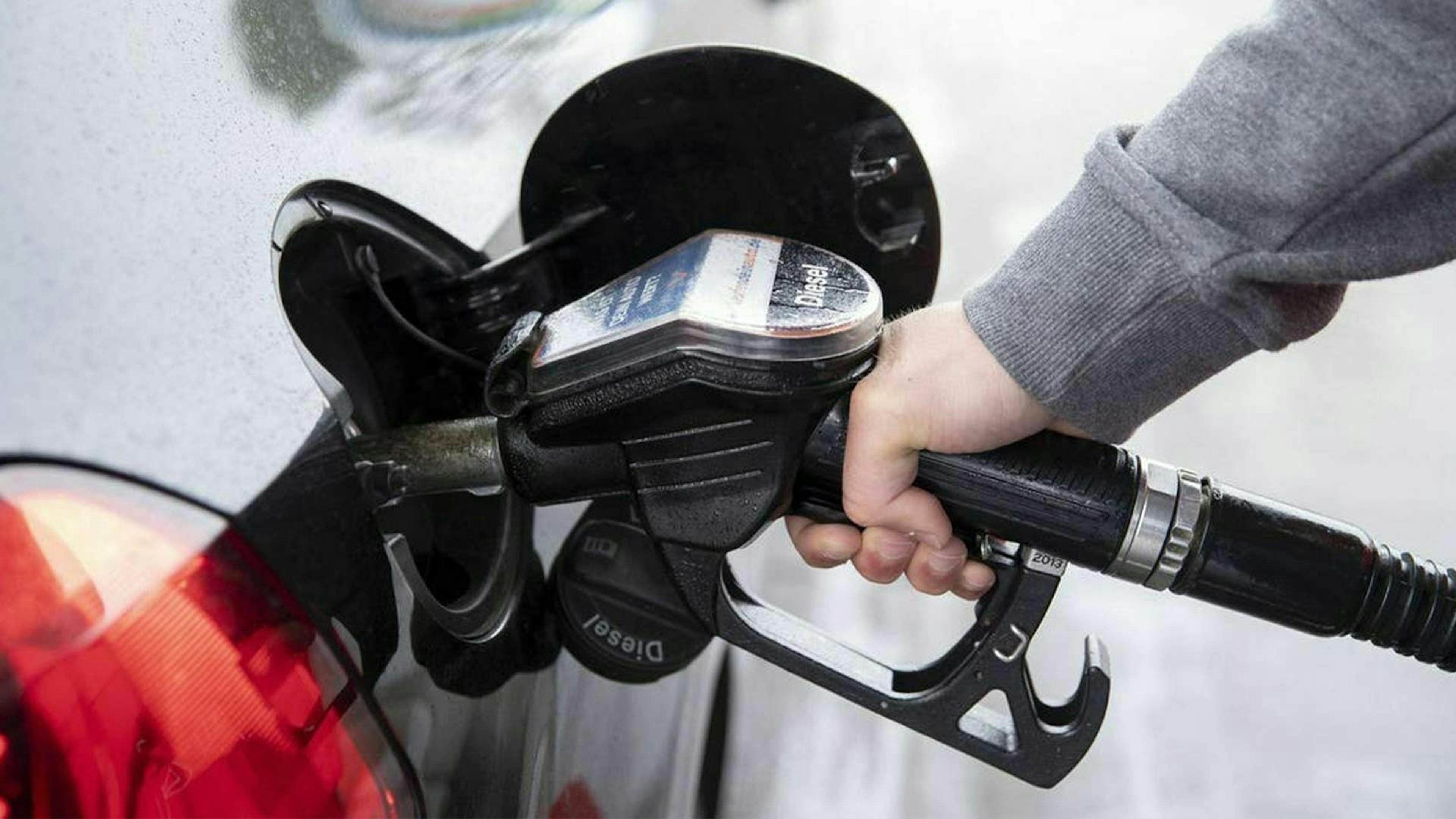 Ein Pkw wird an einer Zapfsäule mit Diesel betankt