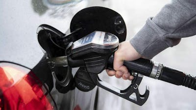 Ein Pkw wird an einer Zapfsäule mit Diesel betankt