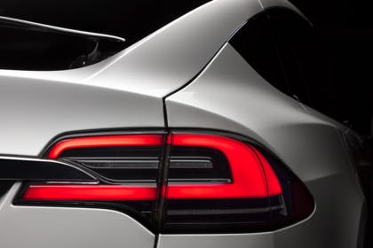 Tesla Model X Aussenansicht Heck schräg statisch Studio Detail Rückleuchte rechts