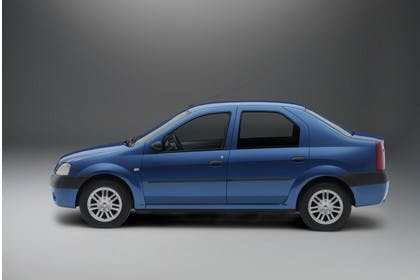Dacia Logan Limousine Aussenansicht Seite Studio statisch blau