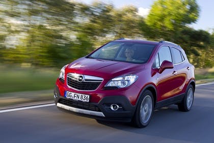 Opel Mokka J-A Aussenansicht Front schräg dynamisch rot
