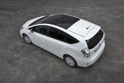 Toyota Prius+ XW30 Aussenansicht Seite schräg erhöht statisch weiss