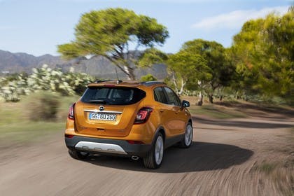 Opel Mokka X Aussenansicht Heck schräg dynamisch orange