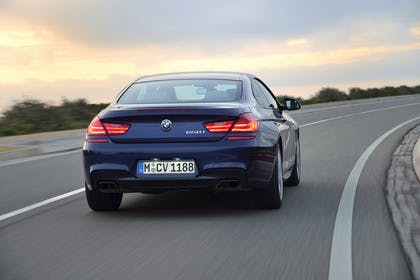 BMW 6er Coupe F13 Aussenansicht Heck dynamisch blau