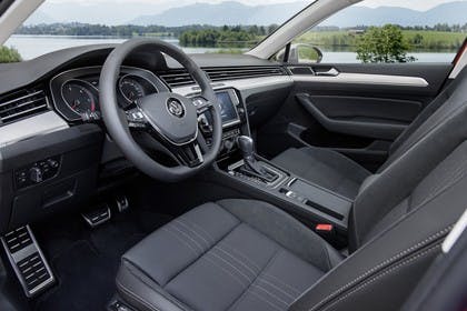 VW Passat B8 Alltrack Innenansicht Fahrerposition statisch schwarz