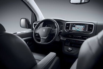 Peugeot Traveller V Innenansicht statisch Studio Vordersitze und Armaturenbrett beifahrerseitig