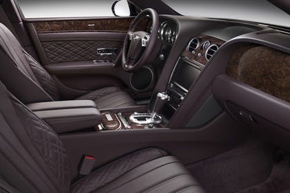 Bentley Flying Spur Innenansicht statisch Studio Vordersitze und Armaturenbrett beifahrerseitig