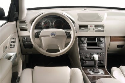 Volvo XC90 Innenansicht Fahrerposition Studio statisch beige