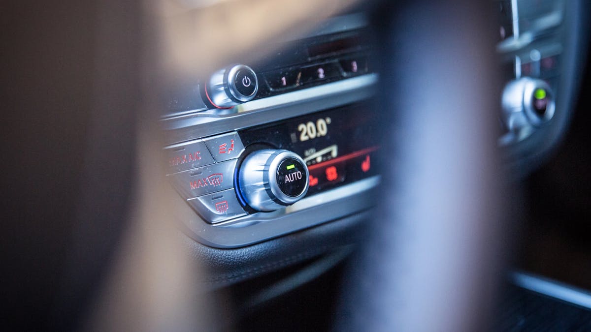 Detailaufnahme von Display einer Klimaanlage in einem PKW