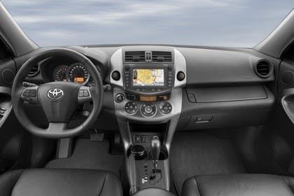 Toyota RAV4 XA3 Facelift Innenansicht statisch Vordersitze und Armaturenbrett