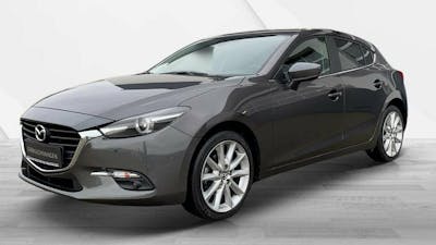 Ein schwarzer Mazda 3 steht in einem hellen Raum
