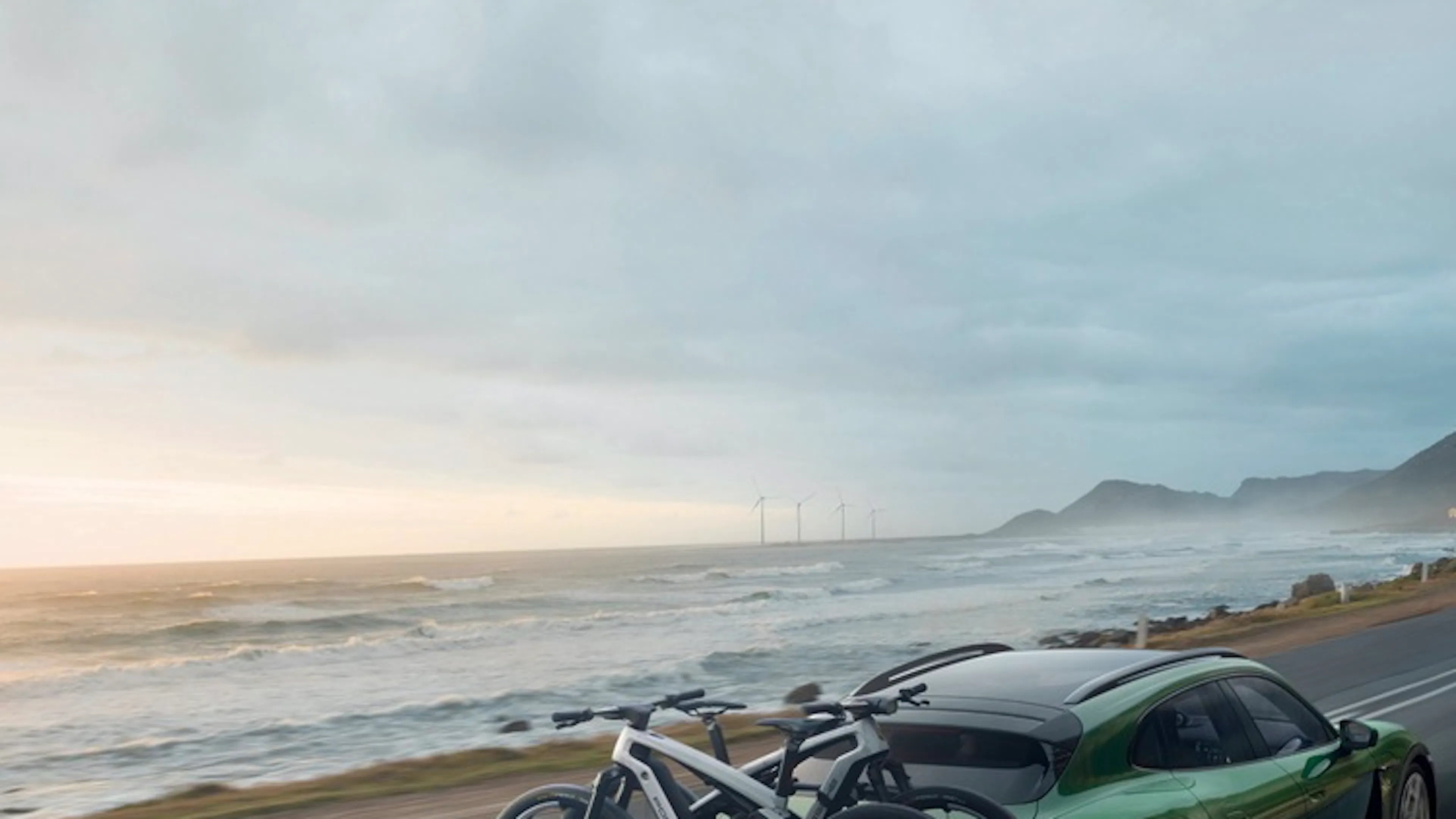 Porsche mit zwei E-Bikes auf dem Heckkträger