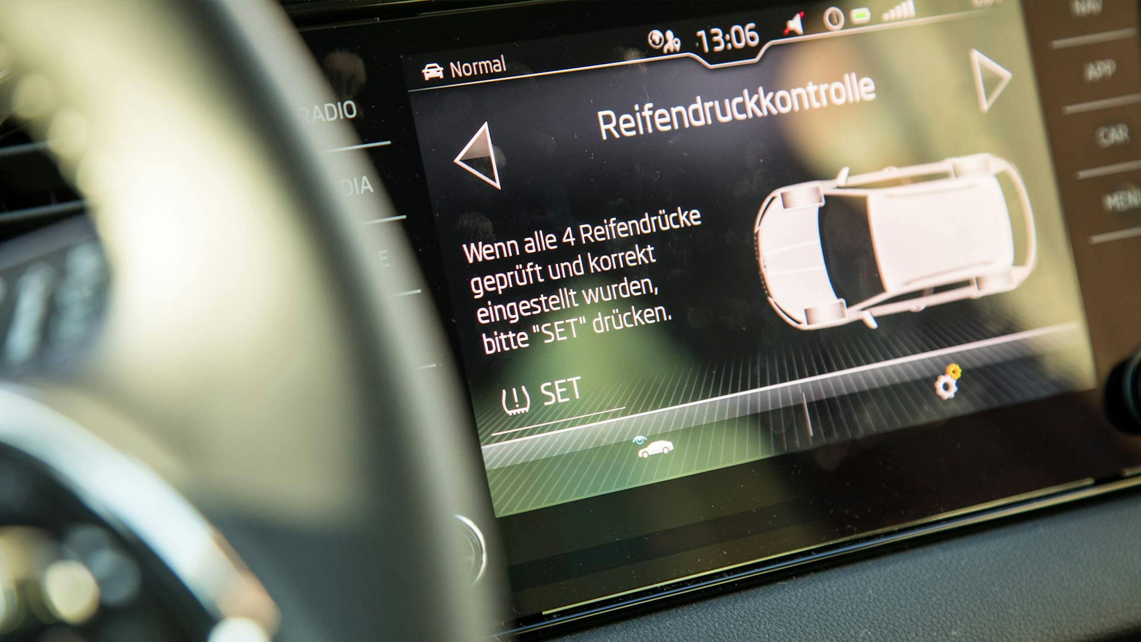 Detailaufnahme eines Displays in einem Pkw mit aktiviertem Reifendruckkontrollsystem.