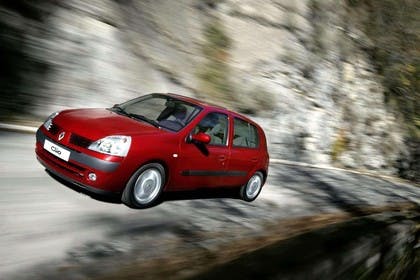 Renault Clio B Facelift Fünftürer Aussenansicht Front schräg dynamisch rot