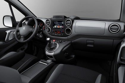 Peugeot Partner Tepee 2 Innenansicht statisch Studio Vordersitze und Armaturenbrett beifahrerseitig