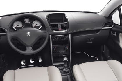 Peugeot 207 CC W Facelift Innenansicht statisch Studio Vordersitze und Armaturenbrett fahrerseitig