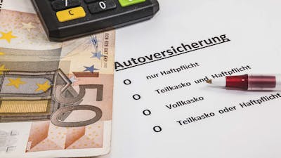 Checkliste mit verschiedenen Optionen für eine Kfz-Versicherung.