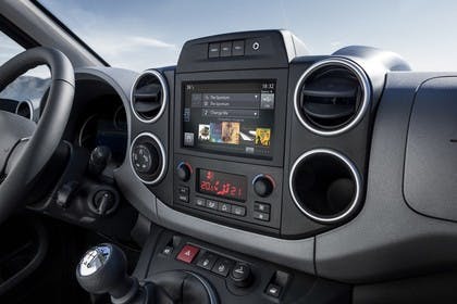Peugeot Partner Tepee 2 Innenansicht statisch Mittelkonsole Klimaanlage und Infotainmentsystem