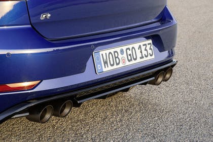 VW Golf 7 R Facelift Aussenansicht Heck Detail Auspuffanlage statisch blau