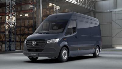 Ein grauer Mercedes-Benz e-Sprinter Elektrotransporter steht in einer Lagerhalle