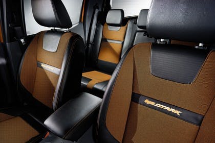 Ford Ranger 2AB Innenansicht statisch Studio Vordersitze und Rücksitze fahrerseitig