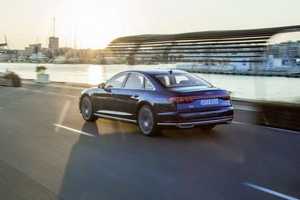 Audi A8 4N Aussenansicht Heck schräg dynamisch blau