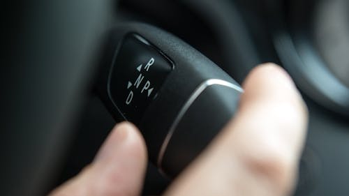 Warum braucht ein Auto mit Automatikgetriebe eine Handbremse?
