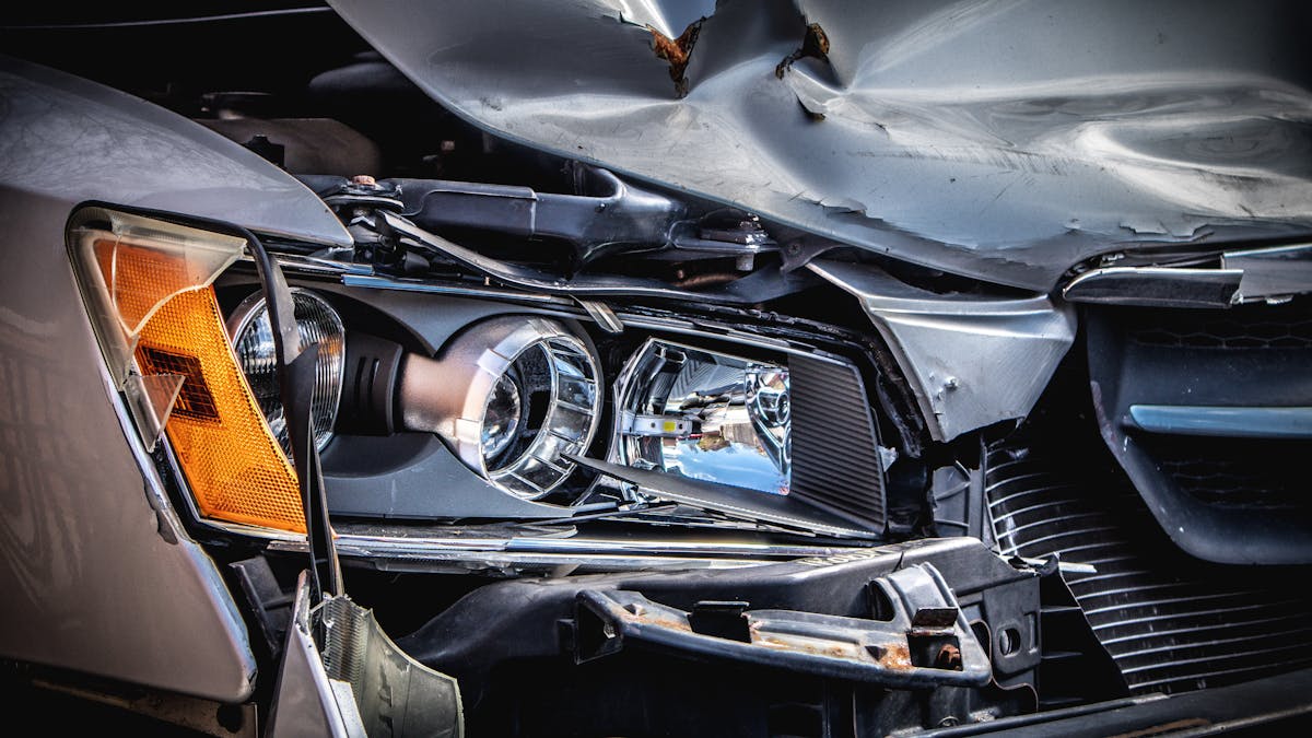 Detailaufnahme eines Frontlichtes von einem Pkw nach einem Unfall