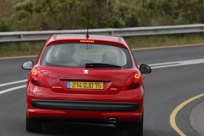 Peugeot 207 W Dreitürer Aussenansicht Heck schräg dynamisch rot