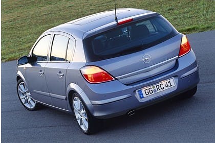 Opel Astra H 5Türer Aussenansicht Heck schräg statisch silber