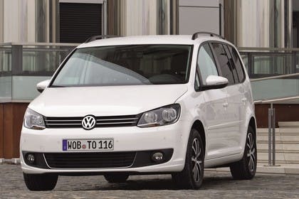 VW Touran 1T Facelift Aussenansicht Front schräg statisch weiss