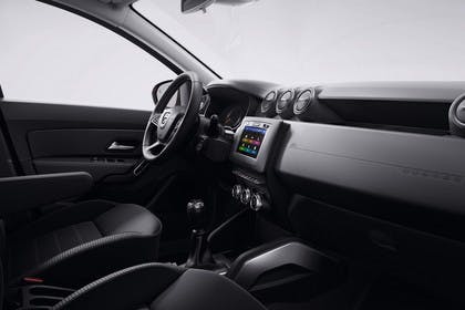 Dacia Duster SR Innenansicht statisch Studio Vordersitze und Armaturenbrett beifahrerseitig