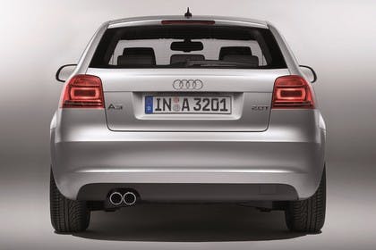 Audi A3 8P 3türer Aussenansicht Heck Studio statisch silber