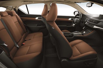 Lexus CT 200h Innenansicht statisch Studio Rücksitze Vordersitze und Armaturenbrett beifahrerseitig