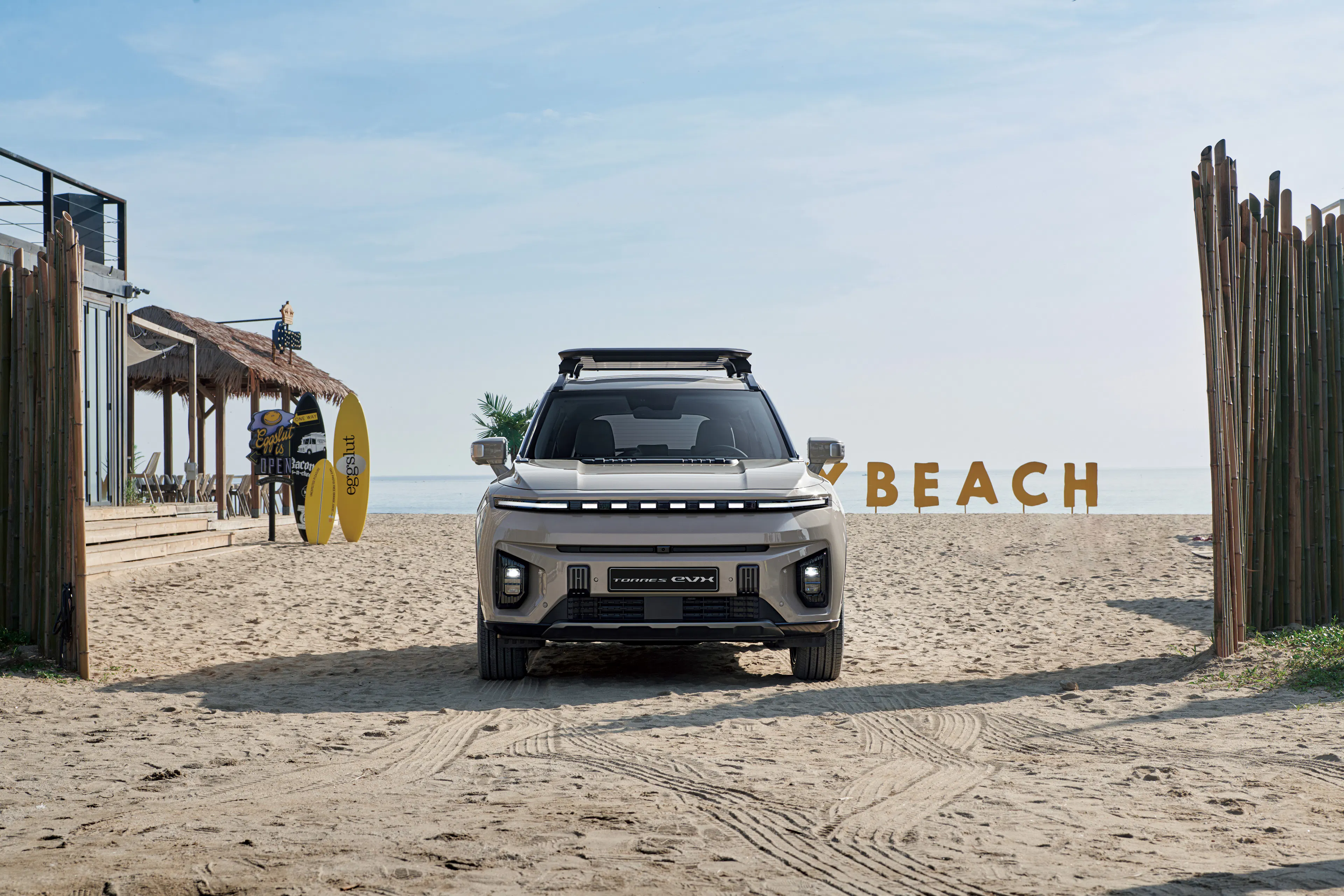 SsangYong Torres EVX am Strand