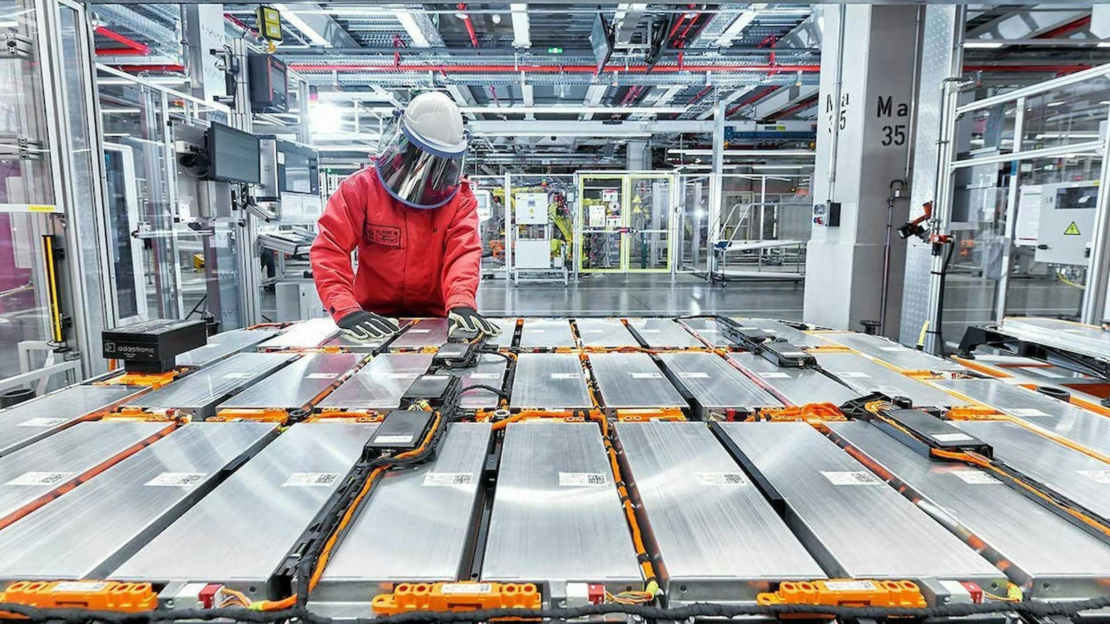 Ein Techniker prüft die Endmontage von Batteriezellen.