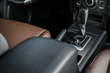 Toyota Land Cruiser J15 Innenansicht Detail statisch schwarz braun MIttelkonsole